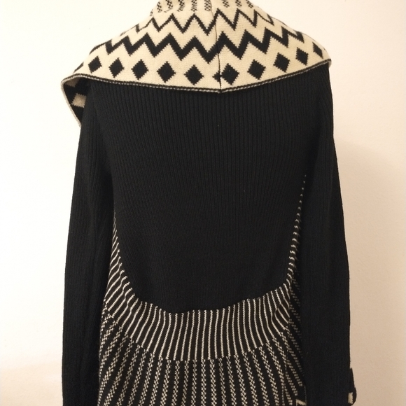 Geometric Sweater - Picture 3 of 3